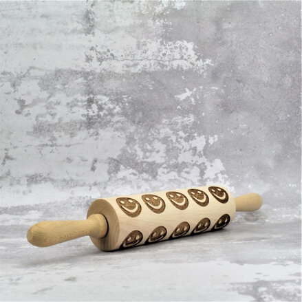 Valček na cesto drevený 38cm s gravírovaným vzorom smajlíkov